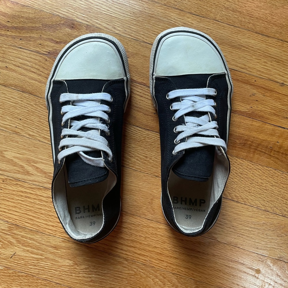 Classic Black and White Women's Sneakers - Picture 8 of 11